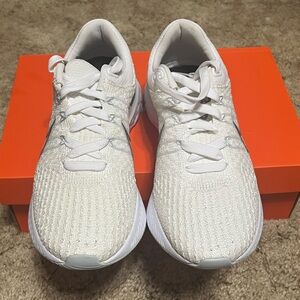 Nike React Infinity Run 3
White & Silver
Size 8